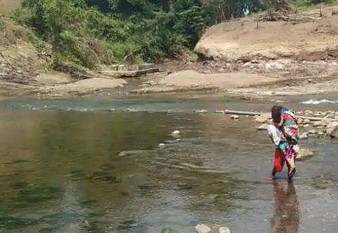 വിഷം കഴിച്ച ഭാര്യയെ ചുമലിലേറ്റി കര്‍ഷകന്‍ നീന്തിയത് കിലോമീറ്ററുകള്‍ ; തെലങ്കാനയിലും കര്‍ഷക ആത്മഹത്യ