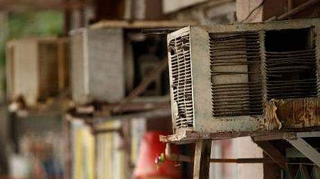 എയര്‍കണ്ടീഷണര്‍ ഓണാക്കി ഉറങ്ങാന്‍ കിടന്ന മൂന്നംഗ കുടുംബം ശ്വാസം കിട്ടാതെ മരിച്ചു; കാരണമായത് എസിയില്‍ നിന്നുള്ള വാതക ചോര്‍ച്ച