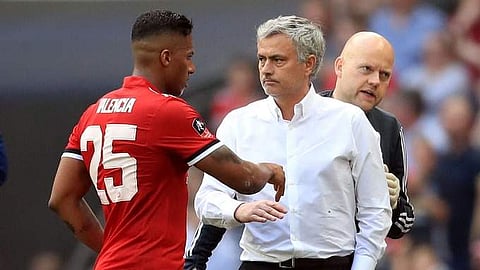 കോച്ചിനെ പുറത്താക്കണമെന്ന പോസ്റ്റിന് നായകന്റെ ലൈക്ക്; വലൻസിയയെ പഞ്ഞിക്കിട്ട് ആരാധകർ; ക്ഷമാപണം നടത്തി തടിയൂരി