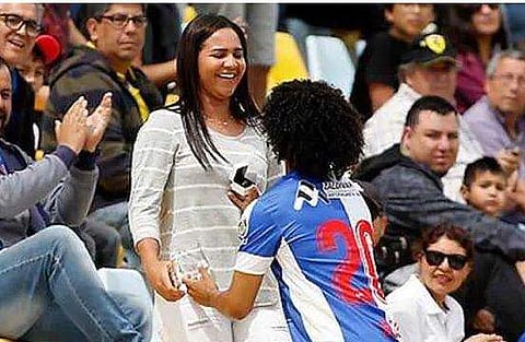 ഗോളടിച്ച സന്തോഷത്തില്‍ കാമുകിയുടെ മനംകവരാന്‍ താരം ഗ്യാലറിയിലേക്ക് ഓടി, കാണികളെ അമ്പരപ്പിച്ച് ഒരു വ്യത്യസ്ത ഗോളാഘോഷം ( വീഡിയോ)