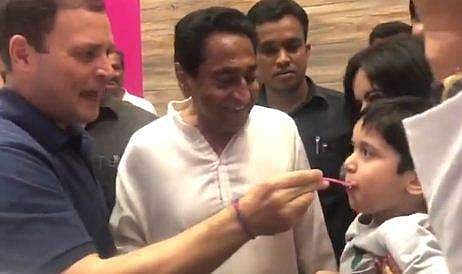 രാഷ്ട്രീയത്തിന് ഷോര്‍ട്ട് ബ്രേക്ക്; കുഞ്ഞ് മിടുക്കന് ഐസ്‌ക്രീം പങ്കുവച്ച് രാഹുല്‍ഗാന്ധി (വീഡിയോ)