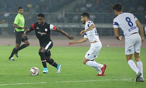 ഡല്‍ഹിക്ക് ജയം അകലെയാക്കി നോര്‍ത്ത് ഈസ്റ്റ്‌, ഒന്നാം സ്ഥാനവും ഇങ്ങെടുത്തു