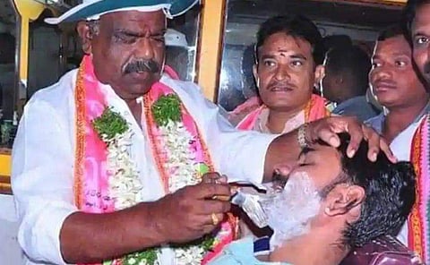 വോട്ട് കിട്ടാന്‍  ശവമഞ്ചം ചുമക്കും, തുണിയുമലക്കും; തെലങ്കാനയില്‍ ജനങ്ങളെ 'സേവിച്ച്' സ്ഥാനാര്‍ത്ഥികള്‍ 