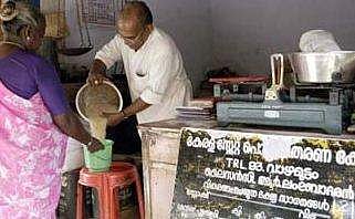 റേഷന്‍ കടകളില്‍ ആളില്ല, ലയിപ്പിക്കാന്‍ സര്‍ക്കാര്‍ നീക്കം ; അടച്ചു പൂട്ടാന്‍ പോകുന്നത് ആയിരത്തിലധികം കടകള്‍