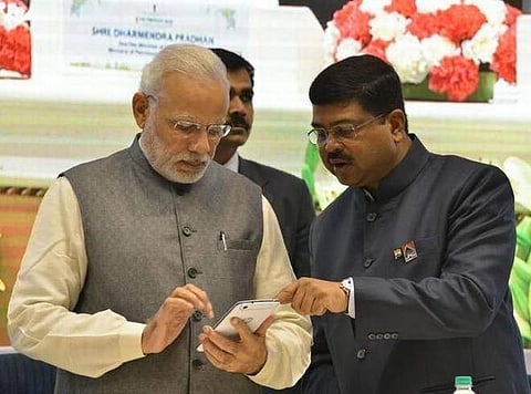 ഇന്ധന വില കുതിച്ചുയരുന്നു ; ഉന്നത തലയോ​ഗം വിളിച്ച് പ്രധാനമന്ത്രി 