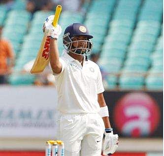 അരങ്ങേറ്റ ടെസ്റ്റിൽ തന്നെ സെഞ്ച്വറിയടിച്ച് പൃഥ്വി; കൗമാരക്കാരന്റെ ശതകക്കരുത്തിൽ ഇന്ത്യൻ കുതിപ്പ്