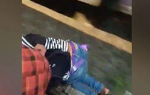 ഓടുന്ന ട്രെയിനില്‍ നിന്നും നിലതെറ്റി താഴേക്ക്, ടീ ഷര്‍ട്ടിന്റെ പിടിവിടാതെ സഹയാത്രികന്‍ ; പതിനേഴുകാരിയെ രക്ഷിച്ചത് അതിസാഹസികമായി (വീഡിയോ)