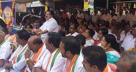 ശബരിമലയെ വിനോദ സഞ്ചാര കേന്ദ്രമാക്കാന്‍ അനുവദിക്കില്ലെന്ന് ചെന്നിത്തല; കോണ്‍ഗ്രസും സമര മുഖത്ത്