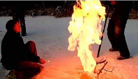 തീ പിടിച്ച് മഞ്ഞുതടാകം ( വീഡിയോ )