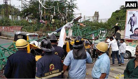 പരസ്യബോര്‍ഡ് റോഡിലേക്ക് തകര്‍ന്നു വീണു; നാല് മരണം