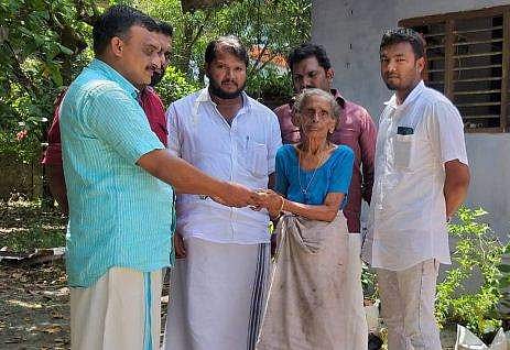 പതിനായിരം രൂപയ്ക്ക് അഞ്ച് വട്ടം നടന്ന വിഎസിന്റെ സഹോദര ഭാര്യയ്ക്ക് സഹായഹസ്തവുമായി യൂത്ത് ലീഗ്