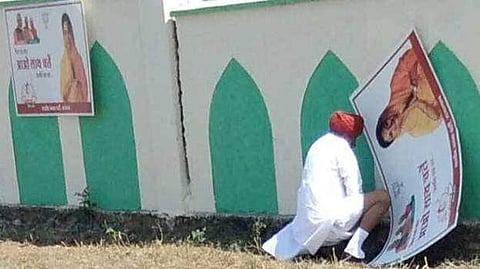 സ്വച്ഛ ഭാരതം ഇങ്ങനെയും ! ; തെരഞ്ഞെടുപ്പ് റാലിക്കിടെ മുഖ്യമന്ത്രിയുടെ പോസ്റ്ററിന് താഴെ മൂത്രം ഒഴിച്ച് ബിജെപി മന്ത്രി