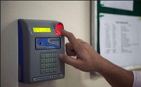 സാലറി ചലഞ്ചില്‍ ജീവനക്കാരുടെ അമര്‍ഷം; സര്‍ക്കാര്‍ ഓഫീസുകളില്‍ തല്‍ക്കാലം പഞ്ചിങ് ഇല്ല