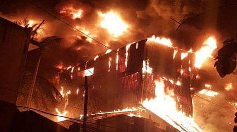 തീ അണയ്ക്കാന്‍ സാധിക്കില്ല, നാലു നില കെട്ടിടവും വസ്തുക്കളും കത്തിത്തീരുന്നതുവരെ കാത്തിരിക്കണം