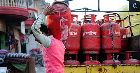 പൊതുജനത്തിന്റെ നടുവൊടിയുന്നു; പാചകവാതക വില കുത്തനെ കൂട്ടിയത് ഇരുട്ടടി; വിലകൂടുന്നത് ആറാം തവണ