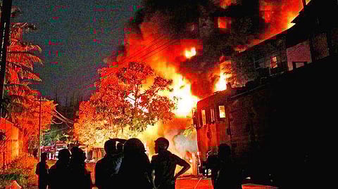 തീ നിയന്ത്രണ വിധേയം, സര്‍ക്കാര്‍ അന്വേഷണം പ്രഖ്യാപിച്ചു; 400 കോടിയുടെ നഷ്ടം