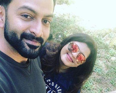 'മനുഷ്യാ ഇയാളിത് എവിടെ നോക്കുവാ'?  പൃഥ്വിരാജിനോട് സുപ്രിയ; ചിത്രം വൈറലാവുന്നു