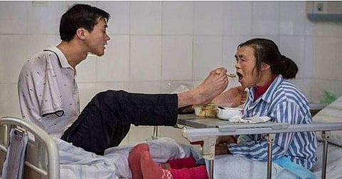 നിന്നെയൂട്ടാന്‍ കയ്യെന്തിന് കണ്ണേ...: ഈ യുവാവിന് കൈകളില്ല, പക്ഷേ രോഗിയായ അമ്മയെ പരിചരിക്കുന്നത് കണ്ടാല്‍ കയ്യുള്ളവര്‍ തല താഴ്ത്തും