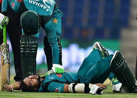 ബൗണ്‍സര്‍ ഹെല്‍മെറ്റില്‍ കൊണ്ടു, നിലകിട്ടാതെ ക്രീസില്‍ ആടിയുലഞ്ഞ് പാക് താരം(വീഡിയോ)