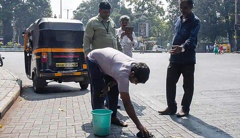 വഴിയില്‍ തുപ്പുന്നവര്‍ ജാഗ്രതൈ, തുപ്പിയ സ്ഥലം നിങ്ങള്‍ തന്നെ വൃത്തിയാക്കേണ്ടി വരും; ശിക്ഷാനടപടിയുമായി പൂനെ