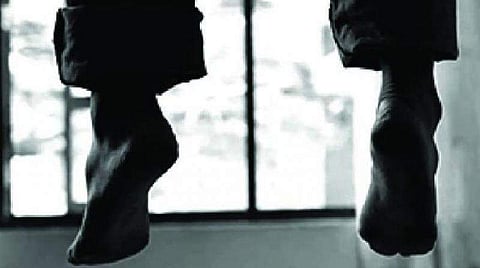 ഭർത്താവ് തൂങ്ങിമരിച്ചു, മൃതദേഹത്തിന്റെ ചുവട്ടിൽ കാൻസർ രോ​ഗിയായ ഭാര്യ കാത്തിരുന്നത് 20 മണിക്കൂർ; ആലുവ സി ഐക്ക് സസ്പെൻഷൻ