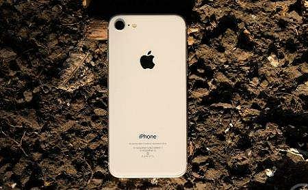 ഐഫോണ്‍ കയ്യിലെത്തുമ്പോള്‍ ഡിസ്‌പ്ലേയില്‍ ഒരു ഹോളുണ്ടെങ്കിലോ? പരീക്ഷണത്തിനൊരുങ്ങി ആപ്പിള്‍