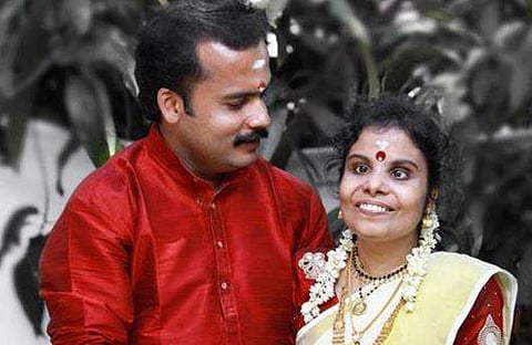 'വിജിക്ക് വേണ്ടി നിങ്ങള്‍ പ്രാര്‍ത്ഥിക്കണം, അവള്‍ വെളിച്ചം കാണണം'; വൈക്കം വിജയലക്ഷ്മിയുടെ ഭര്‍ത്താവ് പറയുന്നു