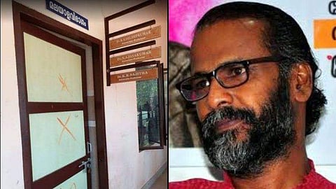 സുനില്‍ പി ഇളയിടത്തിന്റെ ഓഫീസിന് നേരെ ആക്രമണം; നെയിം ബോര്‍ഡ് ഇളക്കി മാറ്റി, വാതിലില്‍ കാവി നിറത്തിലുളള ഗുണനചിഹ്നം