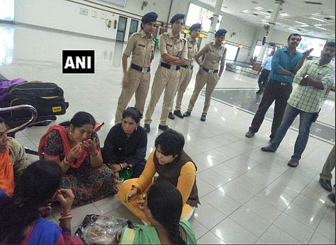 ആറു മണിക്കൂര്‍ പിന്നിട്ടു; പുറത്തിറങ്ങാനാകാതെ തൃപ്തി ദേശായി ; കൂടുതല്‍ പ്രതിഷേധക്കാര്‍ വിമാനത്താവളത്തിലേക്ക്