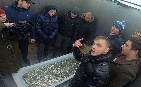 ഐ ഫോണ്‍ വാങ്ങാനെത്തിയത് ബാത്ത് ടബ്ബ് നിറയേ കോയിനുമായി; എണ്ണിത്തീര്‍ത്തത് രണ്ട് മണിക്കൂര്‍ കൊണ്ട്, ഒടുവില്‍ സംഭവിച്ചത് ഇതാണ്.. (വീഡിയോ)