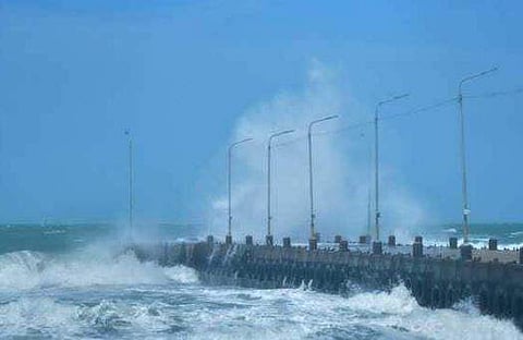 കാറ്റില്‍ തിരമാലകള്‍ ഉയര്‍ന്നുപൊങ്ങി; ഫോര്‍ട്ട്‌കൊച്ചി ബീച്ചില്‍ കാറ്റുകൊള്ളാന്‍ എത്തിയവര്‍ ഭയന്നോടി; എറണാകുളത്ത് വ്യാപക നാശനഷ്ടം