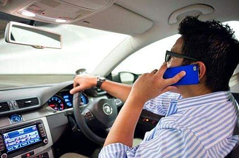 വാഹനമോടിക്കുമ്പോള്‍ മൊബൈലില്‍ സംസാരിക്കരുത് ; ലൈസന്‍സ് മൂന്ന് മാസത്തേക്ക് റദ്ദാക്കുമെന്ന് പൊലീസ്‌