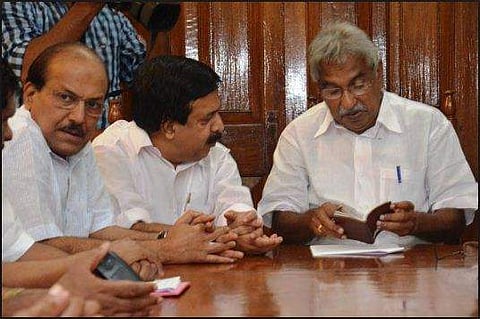 നിരോധനാജ്ഞ ലംഘിക്കാൻ യുഡിഎഫും ; ഉമ്മൻചാണ്ടിയും സംഘവും നാളെ ശബരിമലയിലേക്ക്