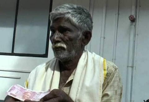 2000 രൂപയുടെ കടലാസ് നോട്ട് പോക്കറ്റില്‍ ഇട്ടുകൊടുത്തു, ബാക്കി 1800 രൂപയ്ക്കായി ഒറിജിനല്‍ നോട്ടുകള്‍ എടുത്തു ; കാഴ്ചക്കുറവുളള ലോട്ടറി വില്‍പനക്കാരനെ കബളിപ്പിച്ചു