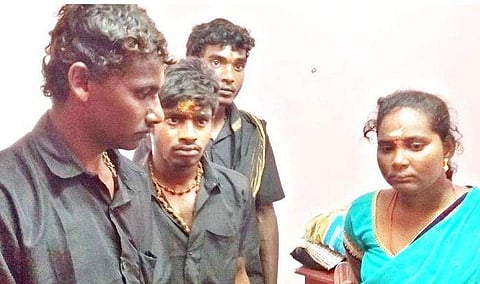 പമ്പയിലേക്കുള്ള ബസില്‍ യുവതി; പൊന്‍കുന്നത്ത് പ്രതിഷേധം, തിരിച്ചയച്ചു