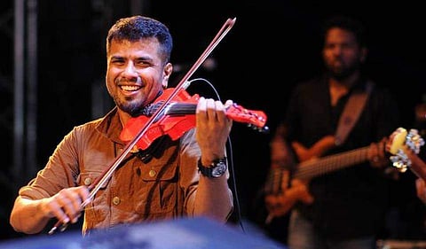 ബാലഭാസ്‌കര്‍ സഞ്ചരിച്ച വാഹനം വിദഗ്ധസംഘം പരിശോധിച്ചു; ലക്ഷ്മിയുടെ മൊഴി വീണ്ടും രേഖപ്പെടുത്തും;ഡ്രൈവറെ ചോദ്യം ചെയ്യും