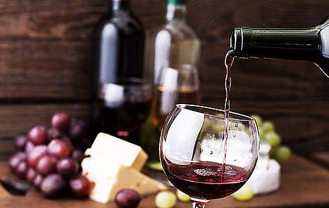 ഫേയ്‌സ്ബുക് ഗ്രൂപ്പിലൂടെ മകള്‍ വൈന്‍ വിറ്റു; തിരുവനന്തപുരം സ്വദേശി അറസ്റ്റില്‍