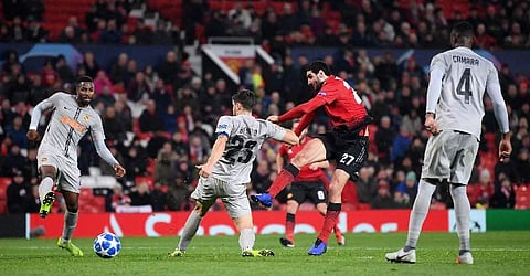 മാഞ്ചസ്റ്റർ യുനൈറ്റഡിന്റെ ഫ്‌ളെക്‌സ് ടേപ്പാണ് ഫെല്ലയ്നി; വെള്ളക്കുപ്പികൾ എടുത്തെറിഞ്ഞ് മൗറിഞ്ഞോയുടെ ​ഗോളാഘോഷം