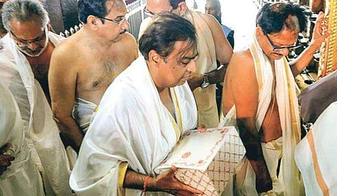 ഹെലികോപ്ടറില്‍ അംബാനിയെത്തി; ഗുരുവായൂരപ്പന് മക്കളുടെ കല്യാണക്കുറി സമര്‍പ്പിച്ച് മടങ്ങി