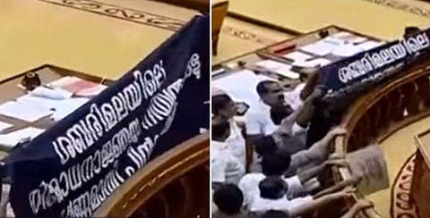 കറുപ്പുടുത്ത് പി സി ജോര്‍ജ്ജും രാജഗോപാലും ; നിയമസഭയില്‍ പ്രതിപക്ഷ പ്രതിഷേധം; സഭ നിര്‍ത്തിവെച്ചു