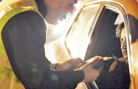 ഊതാന്‍ പറഞ്ഞു, ഉപകരണവുമായി മുങ്ങി; പൊലീസ് അന്വേഷിച്ച് എത്തിയപ്പോള്‍ പ്രതി ലണ്ടനില്‍ ! 