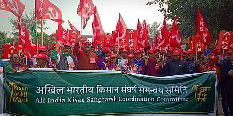 രാജ്യതലസ്ഥാനത്തെ ഒരു ലക്ഷം കര്‍ഷകര്‍ വളയുന്നു: കിസാന്‍ മുക്തി മാര്‍ച്ച് ആരംഭിച്ചു; ഡല്‍ഹി തെരുവുകള്‍ ഗതാഗതക്കുരുക്കില്‍