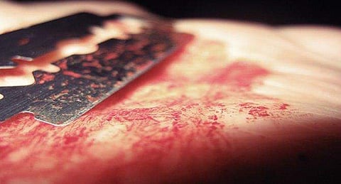 ആവശ്യത്തിന് വഴങ്ങിയില്ല ; അധ്യാപകന്‍ വിദ്യാര്‍ത്ഥിനിയുടെ കഴുത്ത് മുറിച്ചു