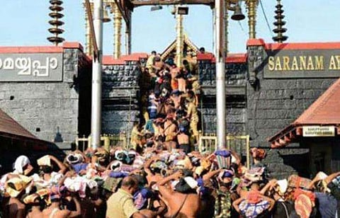 ശബരിമലയില്‍ കൂടുതല്‍ നിയന്ത്രണങ്ങളുമായി പൊലീസ്; മാധ്യമങ്ങളെ ഇലവുങ്കല്‍ കവലയില്‍ തടഞ്ഞു