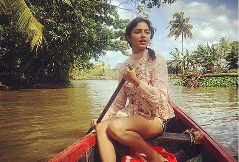 'എന്റെ പാന്റ്‌സ് ജോഗിങിന് പോയിരിക്കുകയാണ്, കണ്ടെത്തിത്തരുമോ പ്ലീസ്..'; പരിഹാസക്കമന്റിന് മറുപടിയുമായി അമല