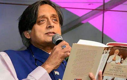 'വെള്ളക്കുതിരപ്പുറത്ത് വാളോങ്ങിയിരിക്കുന്ന ഹീറോയാണ് അദ്ദേഹം'; വീണ്ടും മോദിയെ പരിഹസിച്ച് ശശി തരൂര്‍