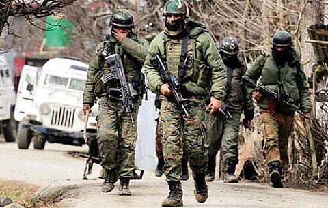 ജമ്മുകശ്മീരിലെ ഷോപിയാനില്‍ ഏറ്റുമുട്ടല്‍; ഹിസ്ബുളില്‍ ചേര്‍ന്ന സൈനികനുള്‍പ്പടെ രണ്ട് ഭീകരവാദികളെ സൈന്യം വധിച്ചു