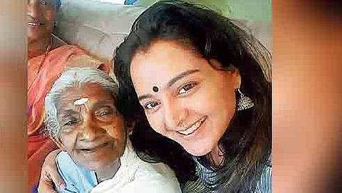 സിനിമയില്‍ അഭിനയിക്കുന്നോ?, പഠിക്കാനാണിഷ്ടം; കാര്‍ത്യായനി അമ്മയെ കാണാന്‍ മഞ്ജു വാരിയര്‍ എത്തി