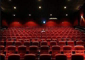 മാളുകളിലെ തീവെട്ടിക്കൊളള; ടിക്കറ്റിന് തോന്നിയ വില, ഇന്റര്‍നെറ്റ് കൈകാര്യച്ചെലവായി 22 മുതല്‍ 45 രൂപ വരെ ഈടാക്കുന്നു ; ഓണ്‍ലൈന്‍ സിനിമാ ടിക്കറ്റിനെതിരെ പ്രതിഷേധം 