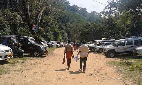 ശബരിമല: തീർത്ഥാടകരുടെ വാഹനങ്ങൾക്ക് പൊലീസ് പാസ് നിർബന്ധമാക്കി